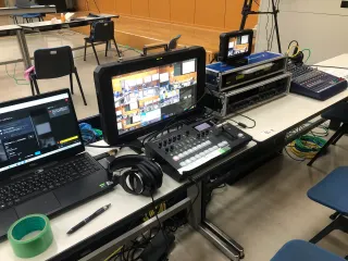 会場に設営した配信用パソコン、映像スイッチャー、音声ミキサー