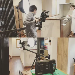 キッチンで人物を撮影するカメラクレーンと照明の設営風景