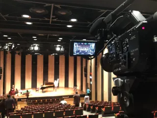ピアノのあるホールの舞台に向けて客席後方に設置したビデオカメラ